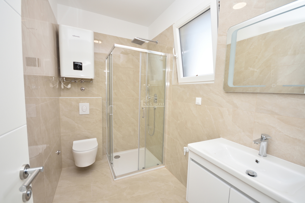 Nova dvojna hiša v 3 nadstropjih, s bazenom in vrtom - 700 m od plaže