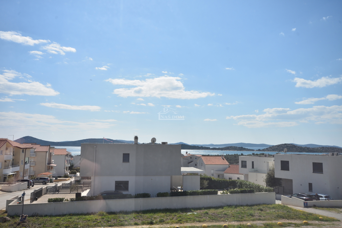 Nova dvojna hiša v 3 nadstropjih, s bazenom in vrtom - 700 m od plaže