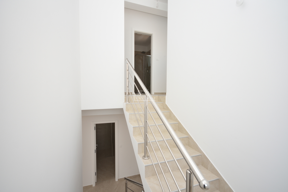 Nova dvojna hiša v 3 nadstropjih, s bazenom in vrtom - 700 m od plaže