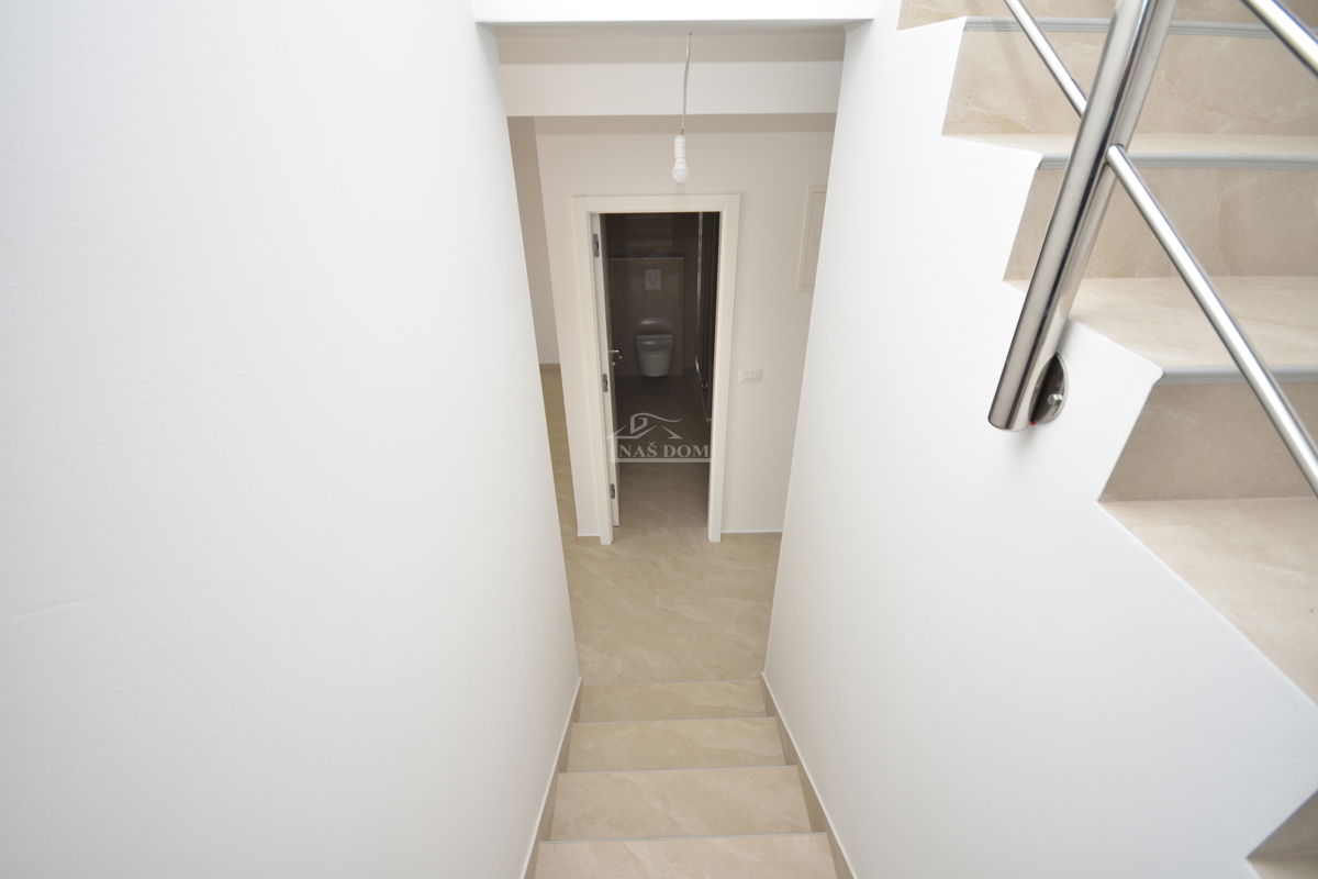 Nova dvojna hiša v 3 nadstropjih, s bazenom in vrtom - 700 m od plaže