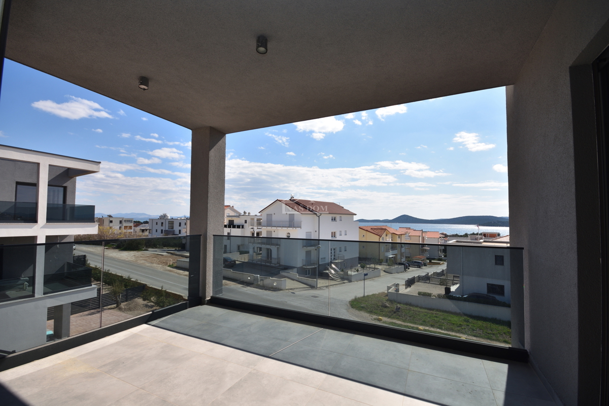 Nova dvojna hiša v 3 nadstropjih, s bazenom in vrtom - 700 m od plaže