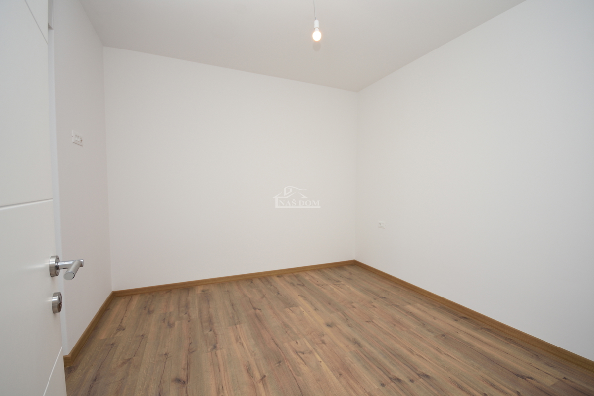 Nova dvojna hiša v 3 nadstropjih, s bazenom in vrtom - 700 m od plaže