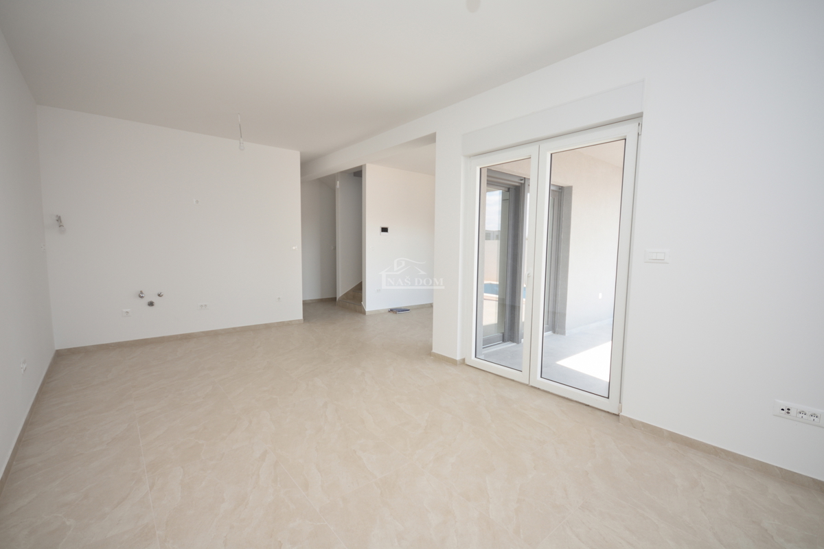 Nova dvojna hiša v 3 nadstropjih, s bazenom in vrtom - 700 m od plaže