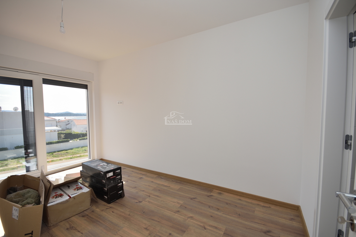 Nova dvojna hiša v 3 nadstropjih, s bazenom in vrtom - 700 m od plaže