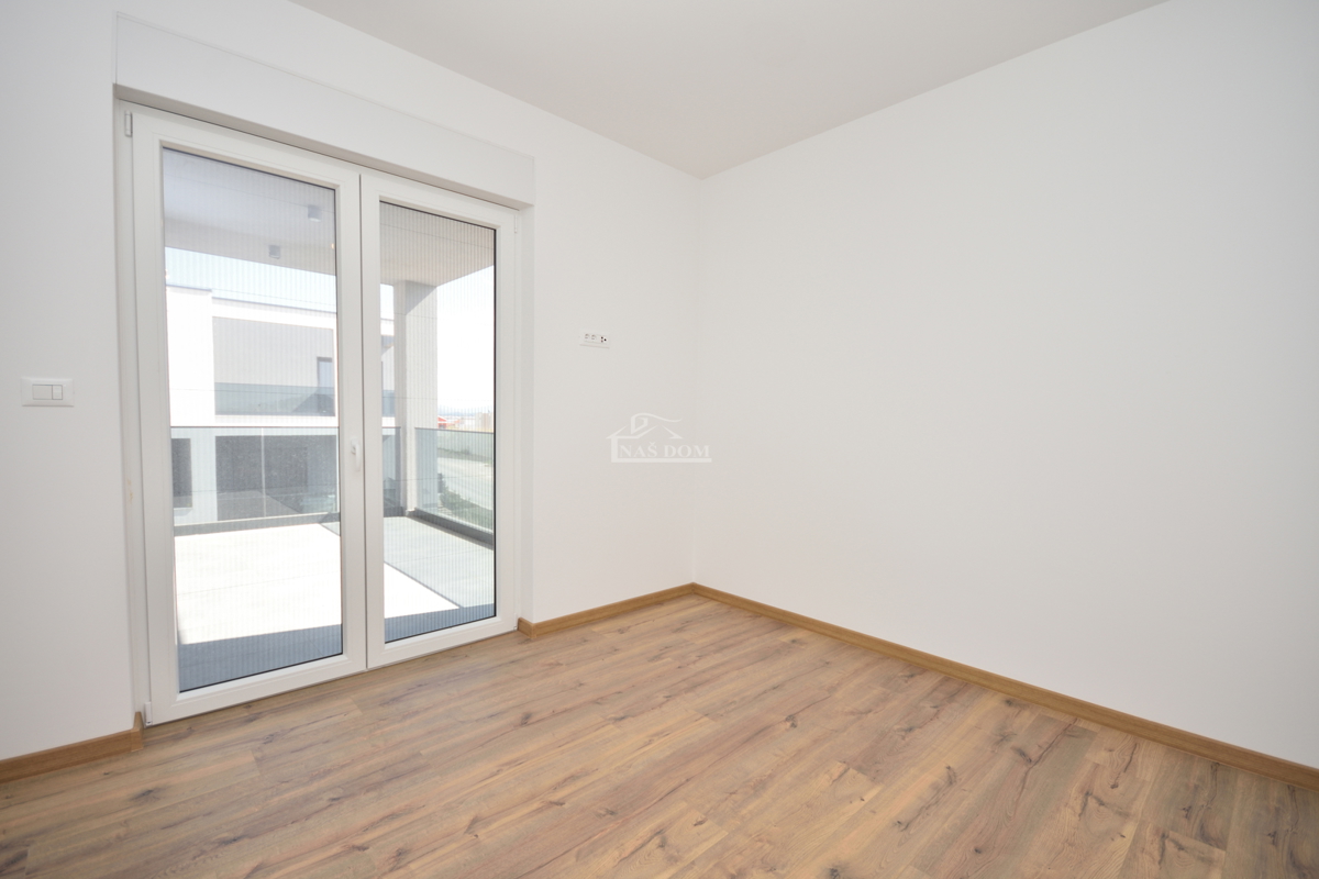 Nova dvojna hiša v 3 nadstropjih, s bazenom in vrtom - 700 m od plaže