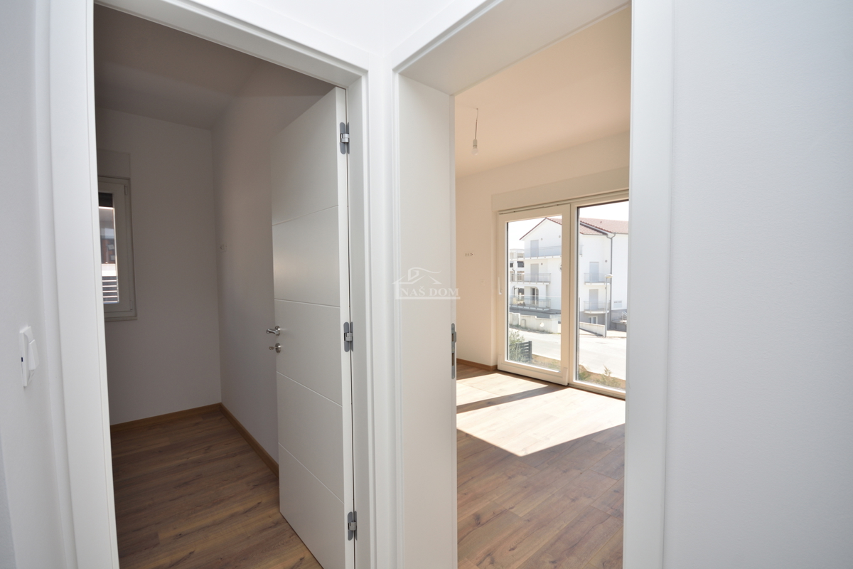 Nova dvojna hiša v 3 nadstropjih, s bazenom in vrtom - 700 m od plaže