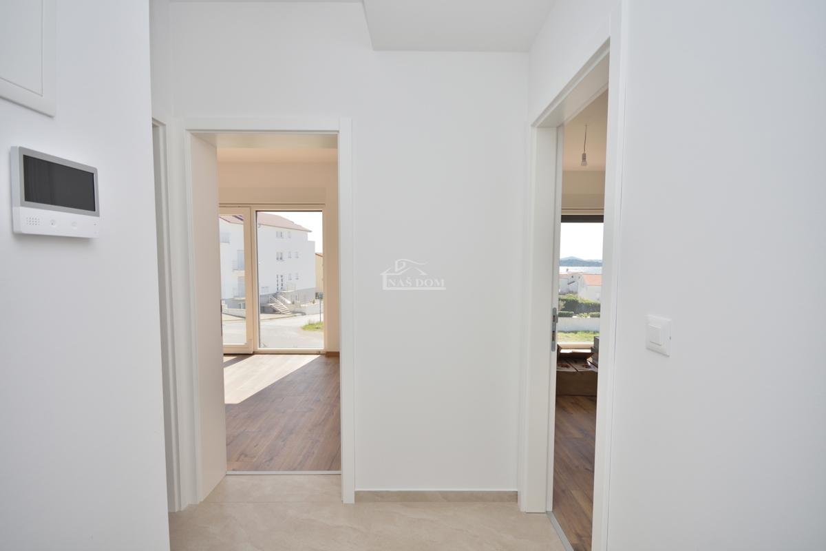 Nova dvojna hiša v 3 nadstropjih, s bazenom in vrtom - 700 m od plaže