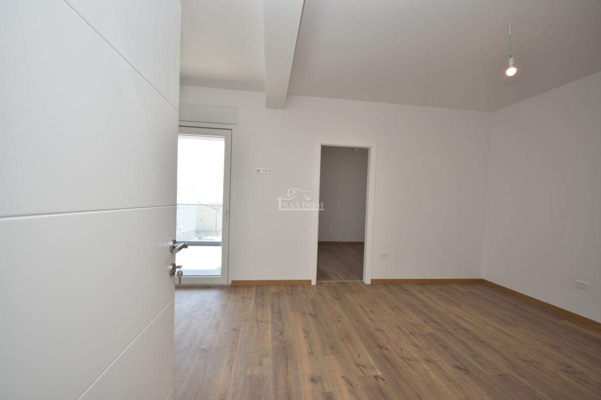 Nova dvojna hiša v 3 nadstropjih, s bazenom in vrtom - 700 m od plaže