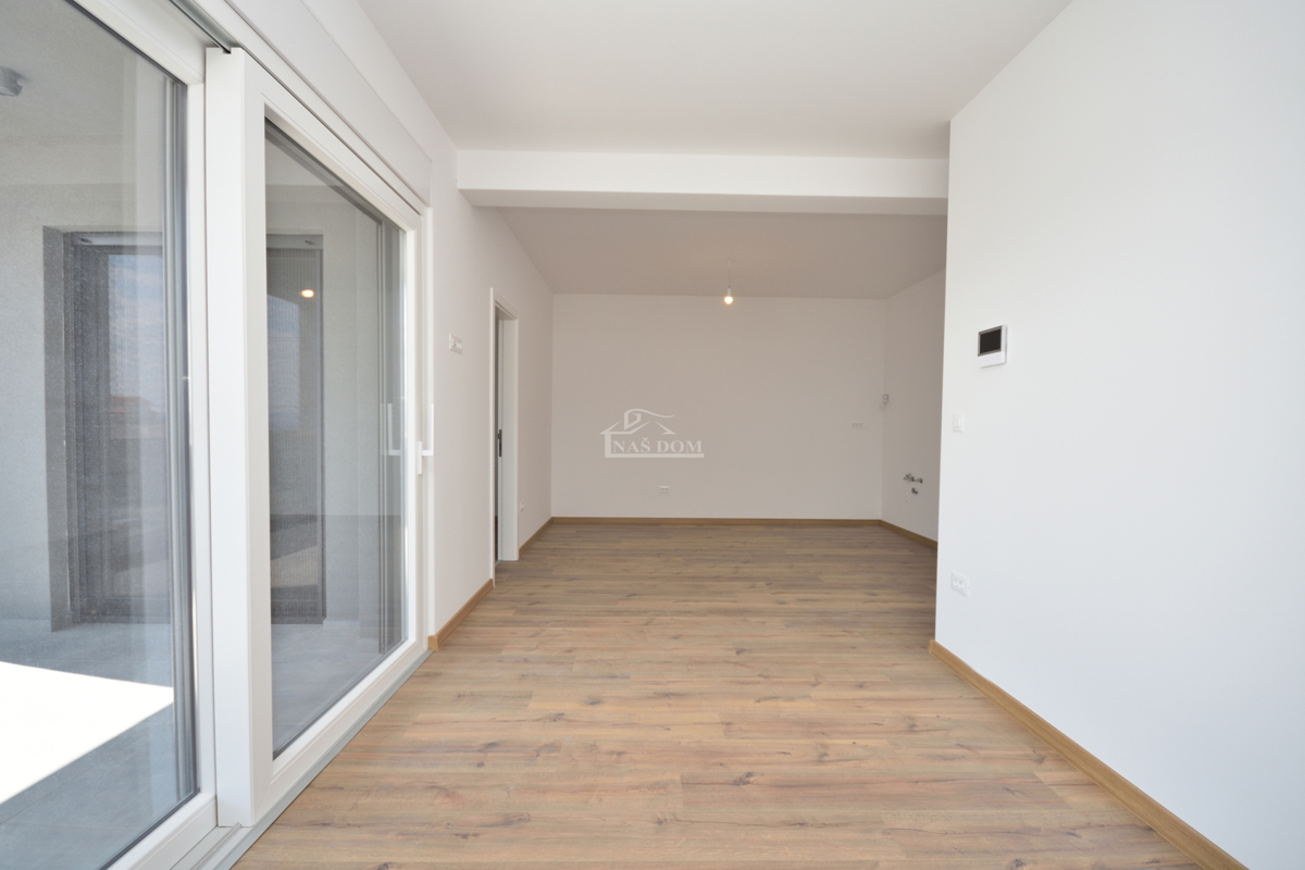 Nova dvojna hiša v 3 nadstropjih, s bazenom in vrtom - 700 m od plaže