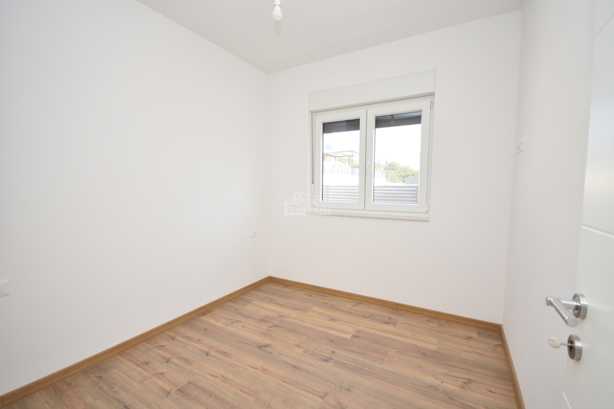 Nova dvojna hiša v 3 nadstropjih, s bazenom in vrtom - 700 m od plaže