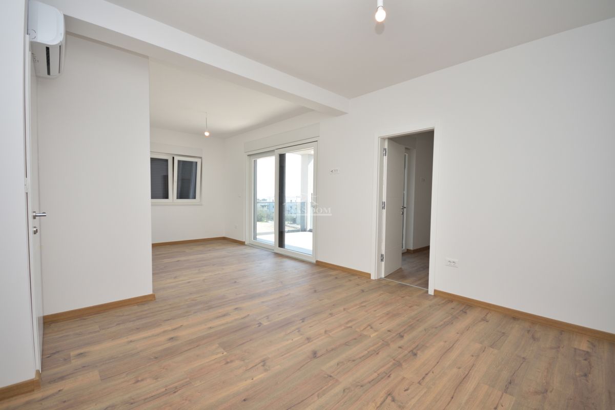 Nova dvojna hiša v 3 nadstropjih, s bazenom in vrtom - 700 m od plaže