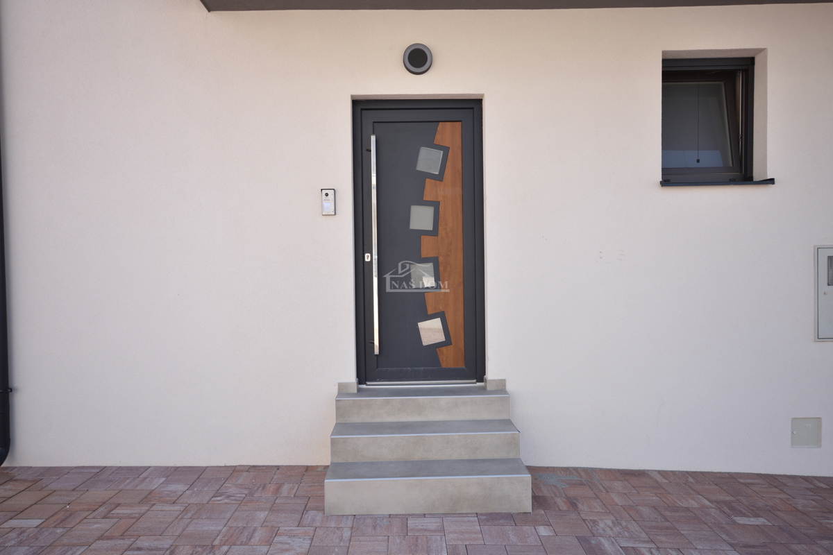 Nova dvojna hiša v 3 nadstropjih, s bazenom in vrtom - 700 m od plaže