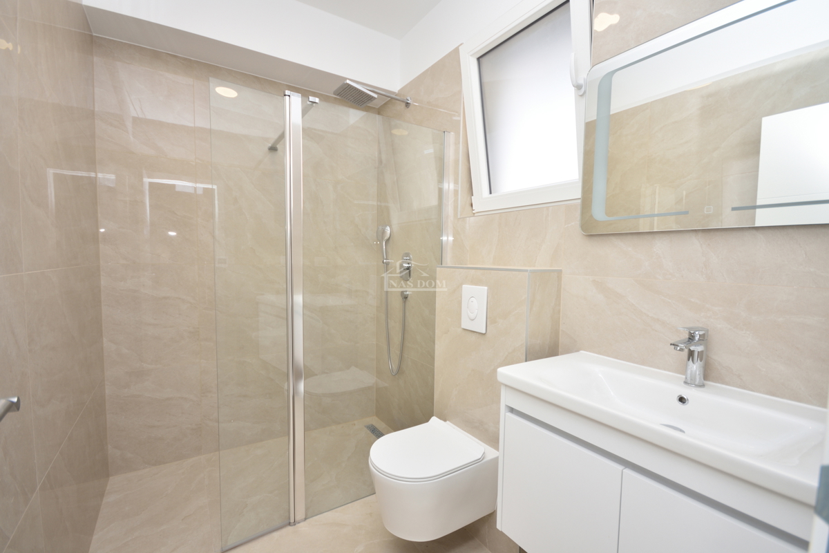 Nova dvojna hiša v 3 nadstropjih, s bazenom in vrtom - 700 m od plaže