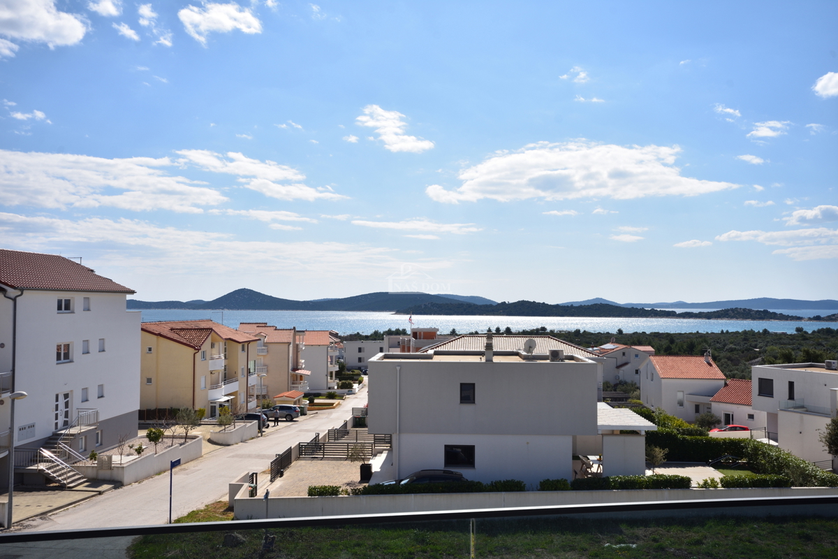 Nova dvojna hiša v 3 nadstropjih, s bazenom in vrtom - 700 m od plaže