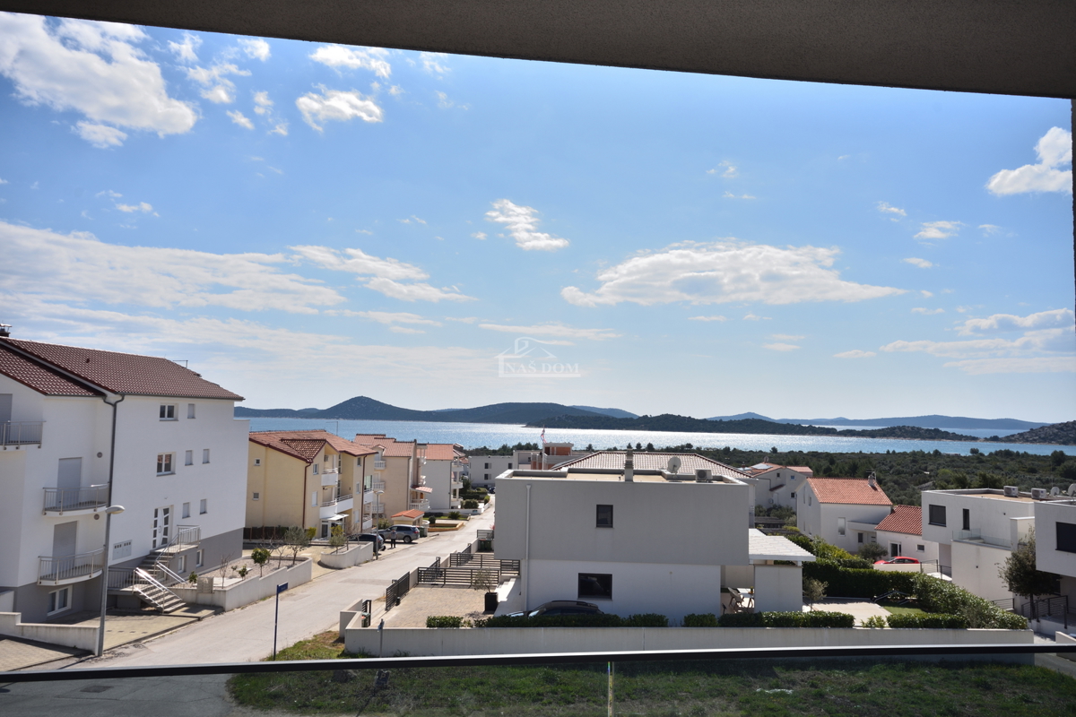 Nova dvojna hiša v 3 nadstropjih, s bazenom in vrtom - 700 m od plaže