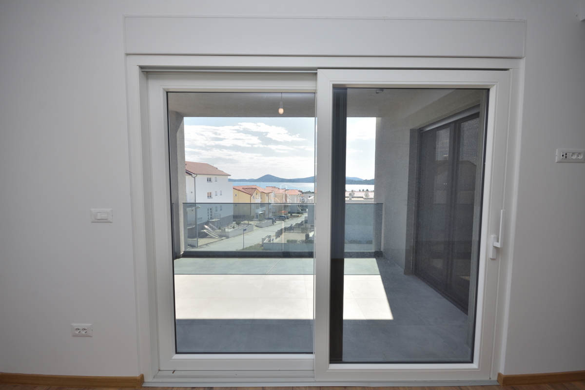 Nova dvojna hiša v 3 nadstropjih, s bazenom in vrtom - 700 m od plaže