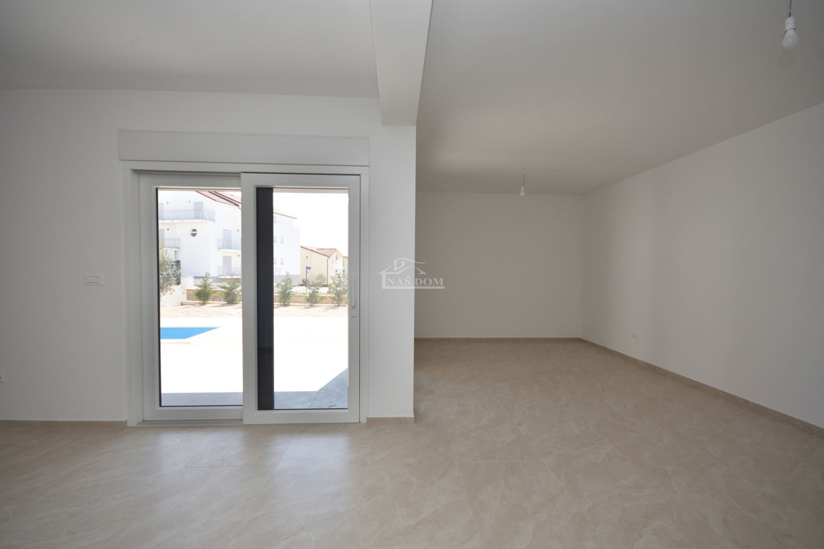 Nova dvojna hiša v 3 nadstropjih, s bazenom in vrtom - 700 m od plaže