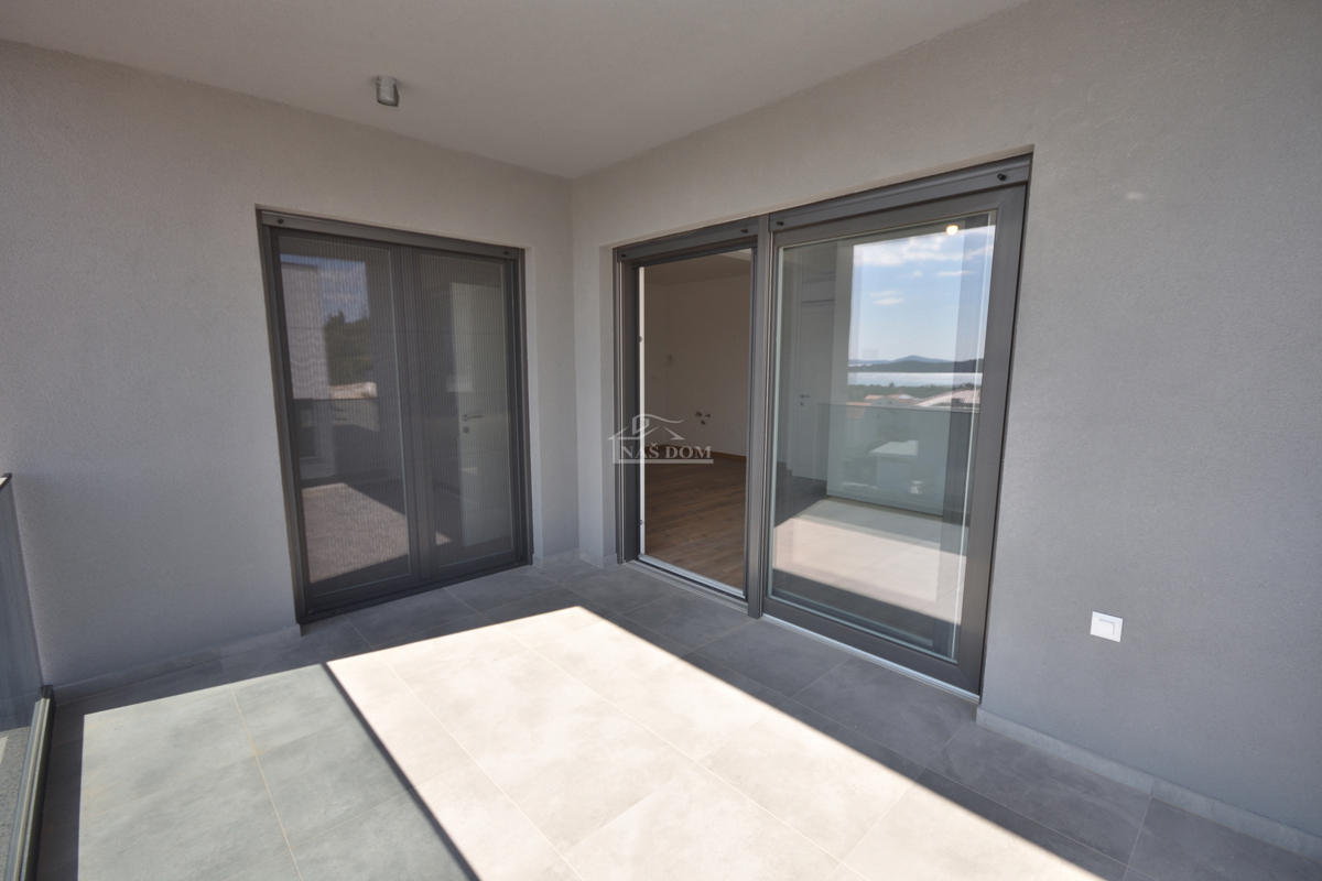 Nova dvojna hiša v 3 nadstropjih, s bazenom in vrtom - 700 m od plaže