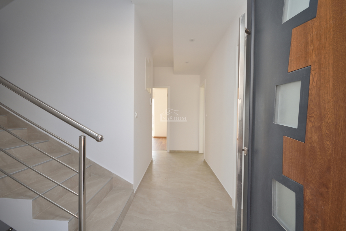 Nova dvojna hiša v 3 nadstropjih, s bazenom in vrtom - 700 m od plaže