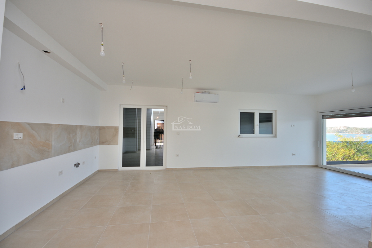 Primošten, Šparadići - penthouse B4 z razgledom na morje, 5 m od plaže