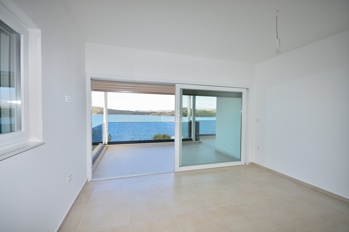 Primošten, Šparadići - penthouse B4 z razgledom na morje, 5 m od plaže