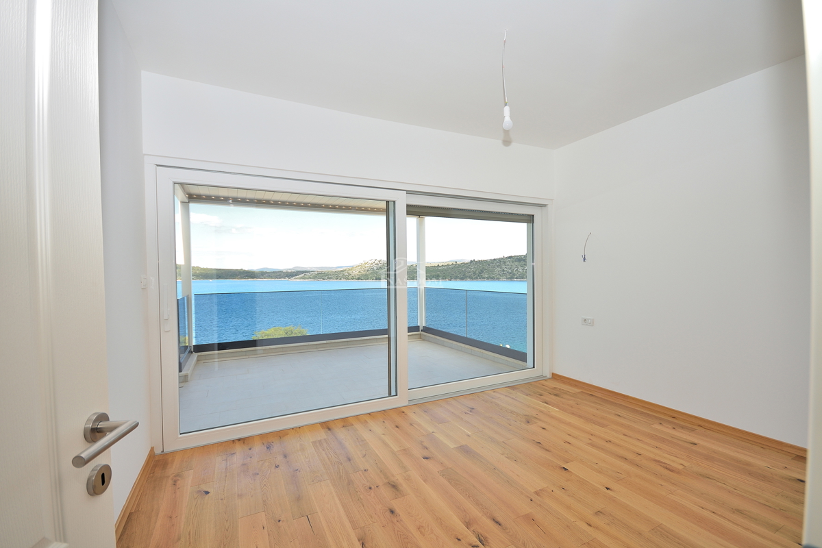 Primošten, Šparadići - penthouse B4 z razgledom na morje, 5 m od plaže