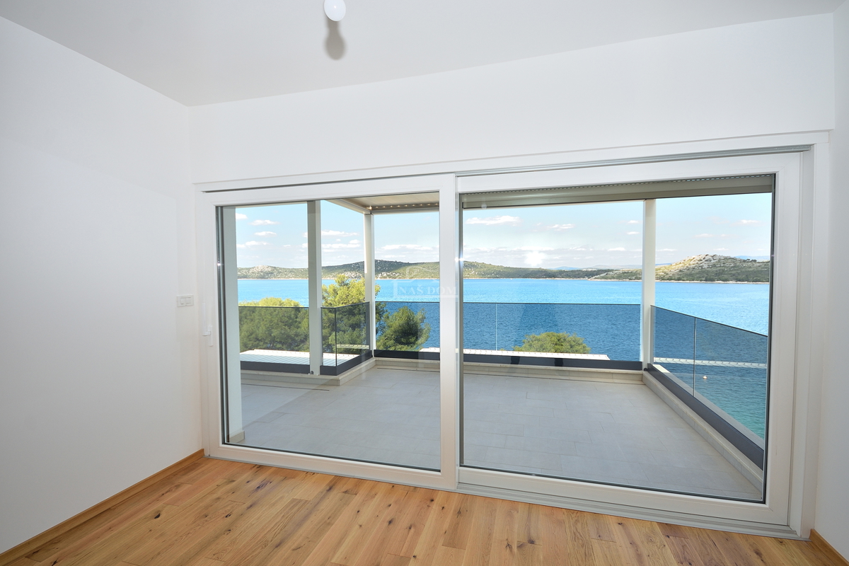 Primošten, Šparadići - penthouse B4 z razgledom na morje, 5 m od plaže