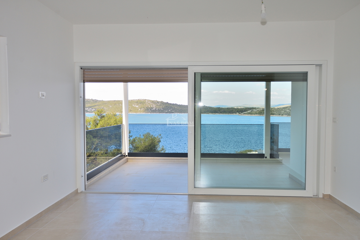 Primošten, Šparadići - penthouse B4 z razgledom na morje, 5 m od plaže
