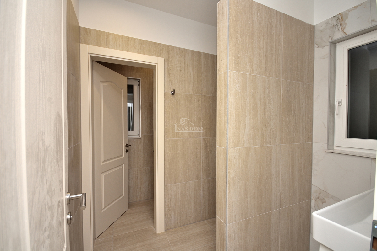 Primošten, Šparadići - penthouse B4 z razgledom na morje, 5 m od plaže