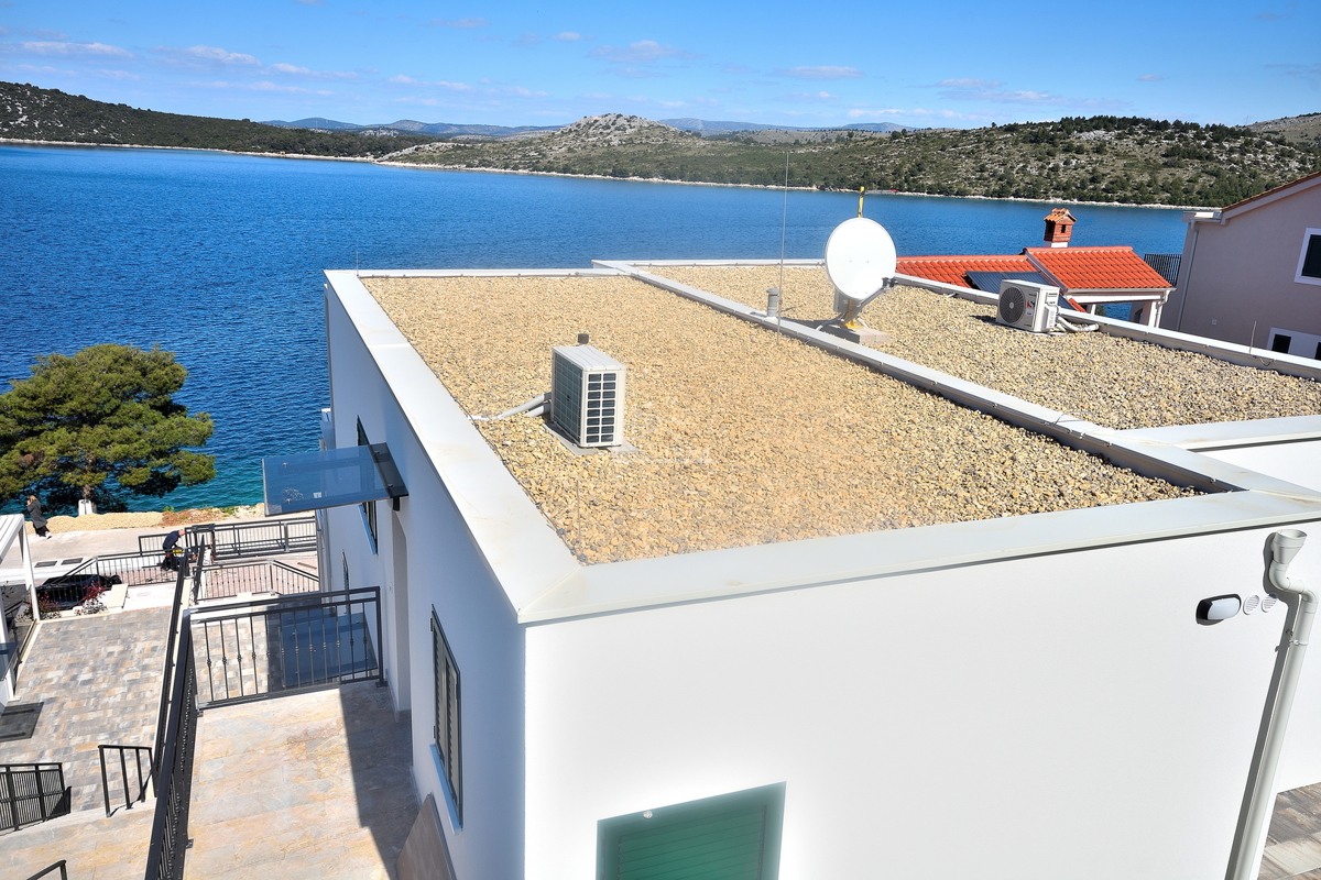 Primošten, Šparadići - penthouse B4 z razgledom na morje, 5 m od plaže
