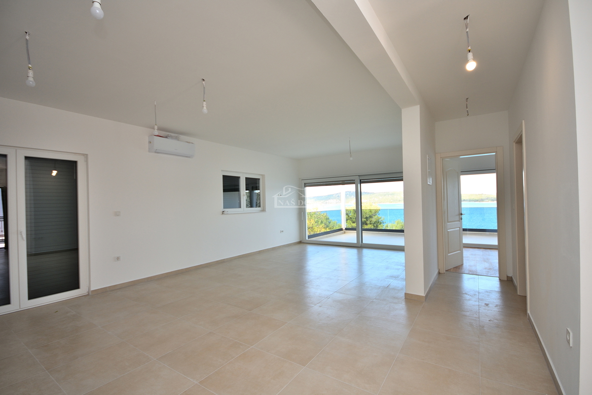 Primošten, Šparadići - penthouse B4 z razgledom na morje, 5 m od plaže