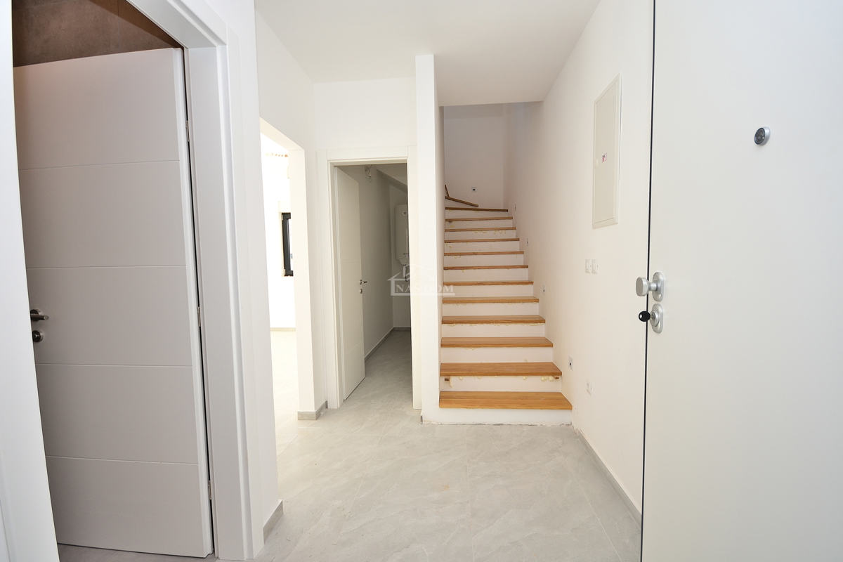 Vodice - S2 dvonadstropno stanovanje z vrtom, 113,43 m2