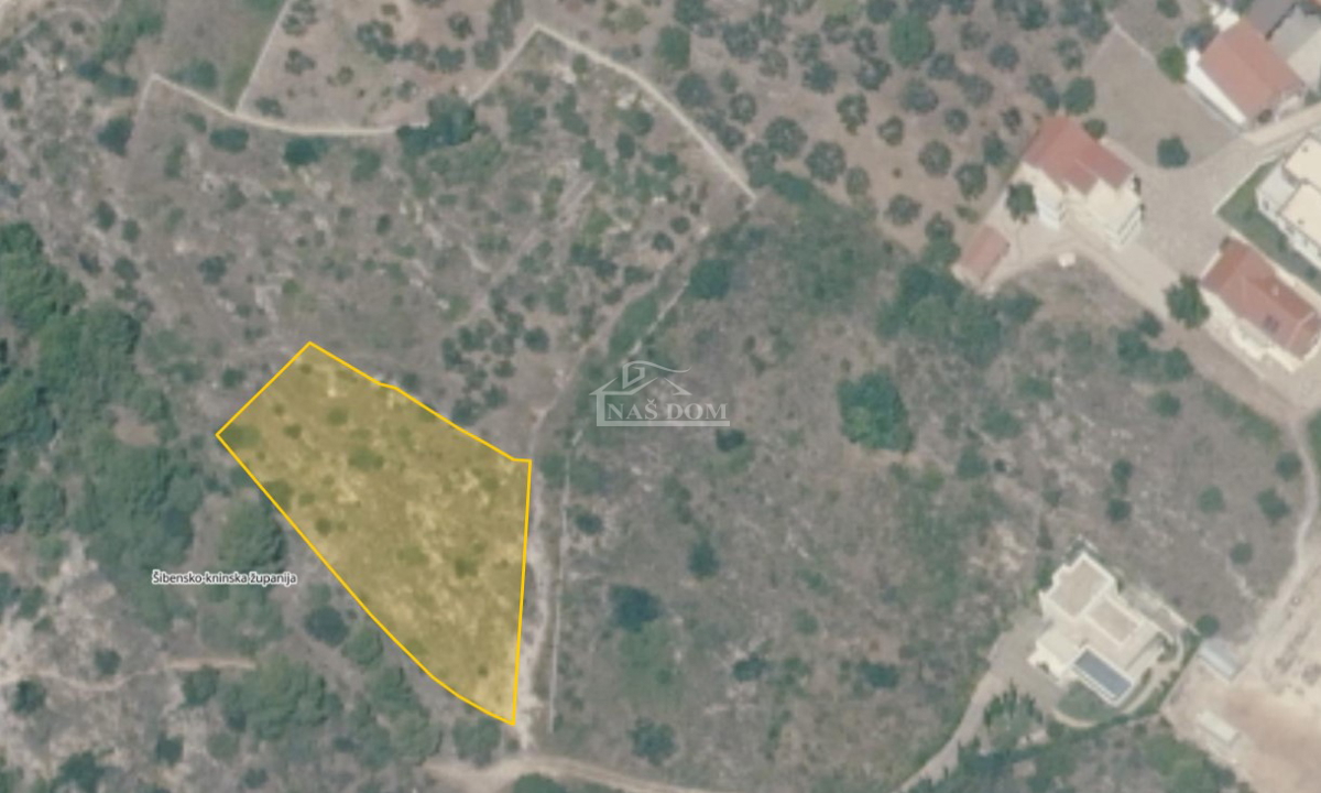 Vodice - gradbeno zemljišče 1457 m2, 800 m od plaže