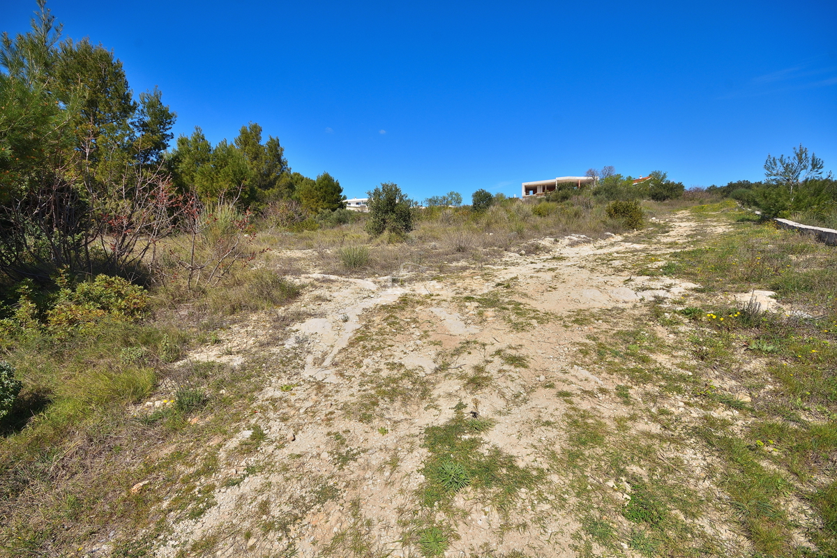 Vodice - gradbeno zemljišče 1457 m2, 800 m od plaže