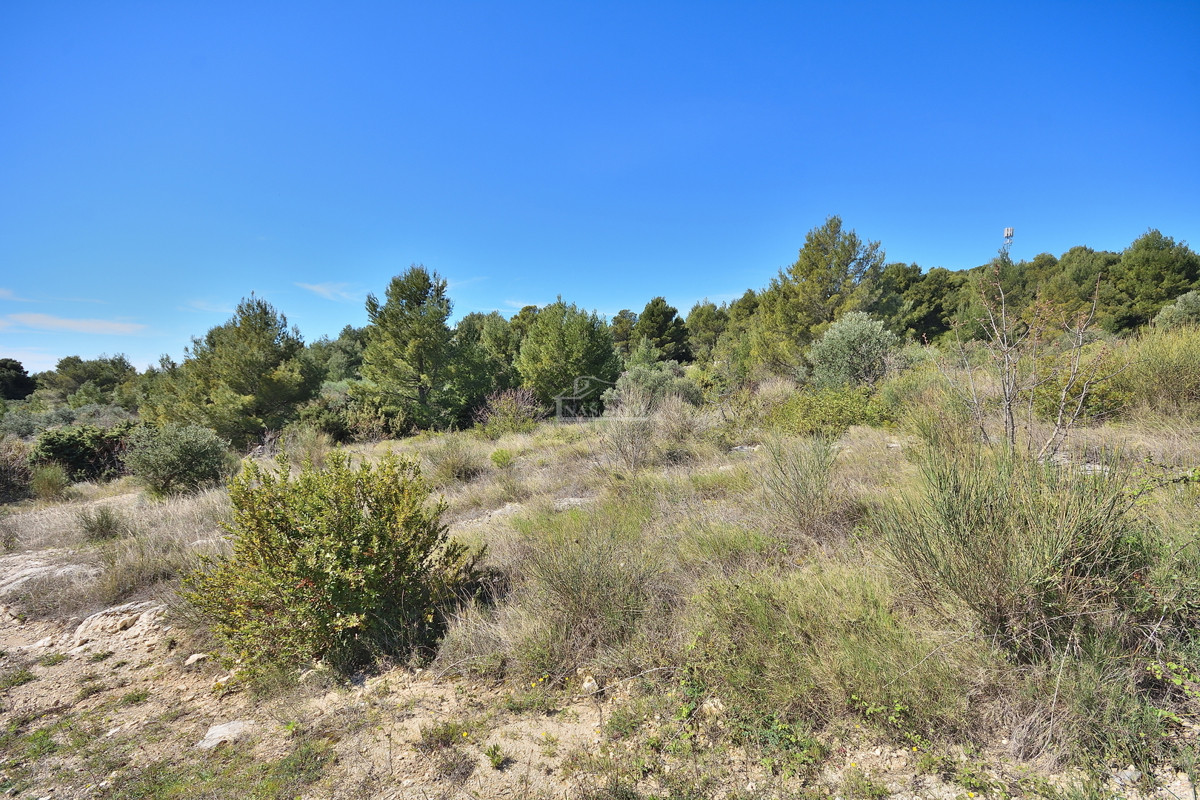 Vodice - gradbeno zemljišče 1457 m2, 800 m od plaže