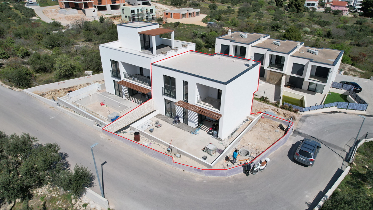 Vodice - Moderna dvojna hiša S2, 1300 m od plaže