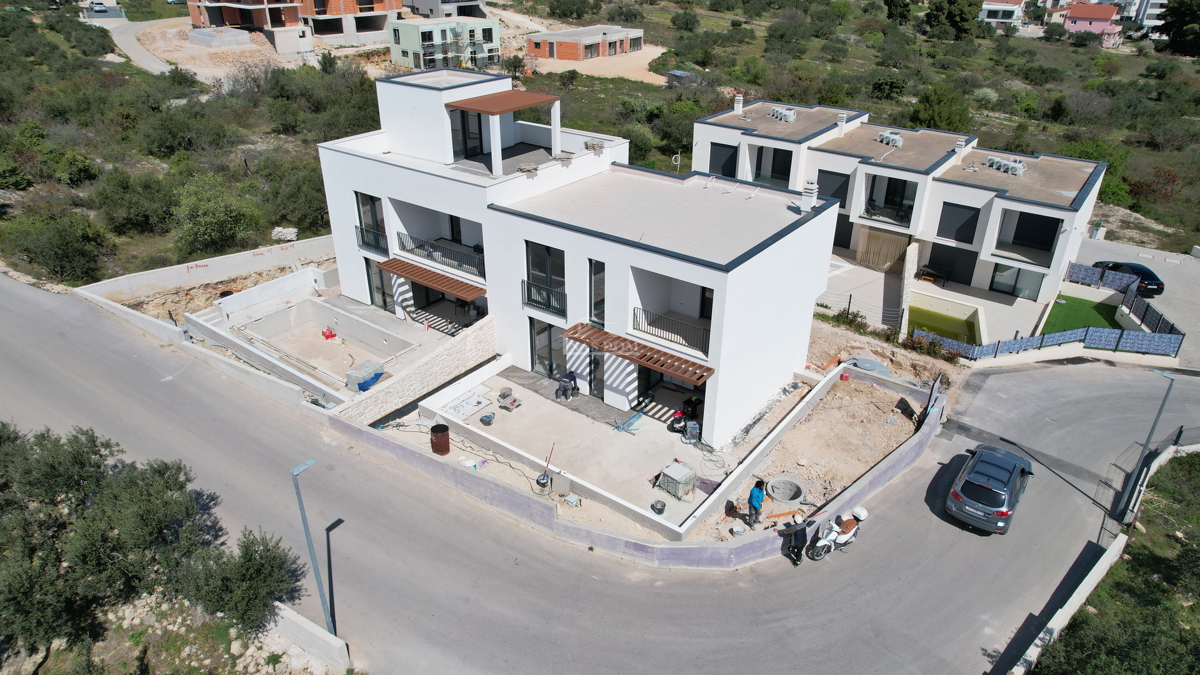 Vodice - Moderna dvojna hiša S2, 1300 m od plaže