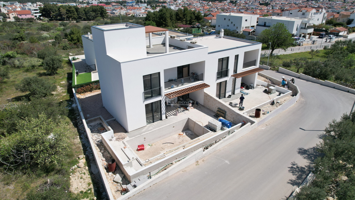 Vodice - Moderna dvojna hiša S2, 1300 m od plaže