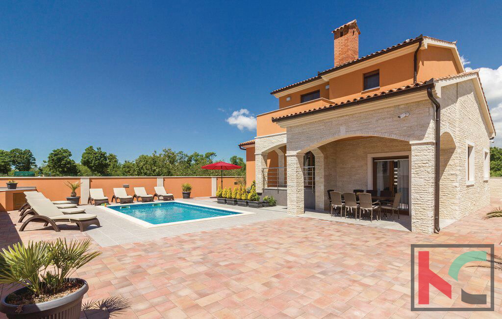 Istra, moderna vila z bazenom 337m2, blizu Pule