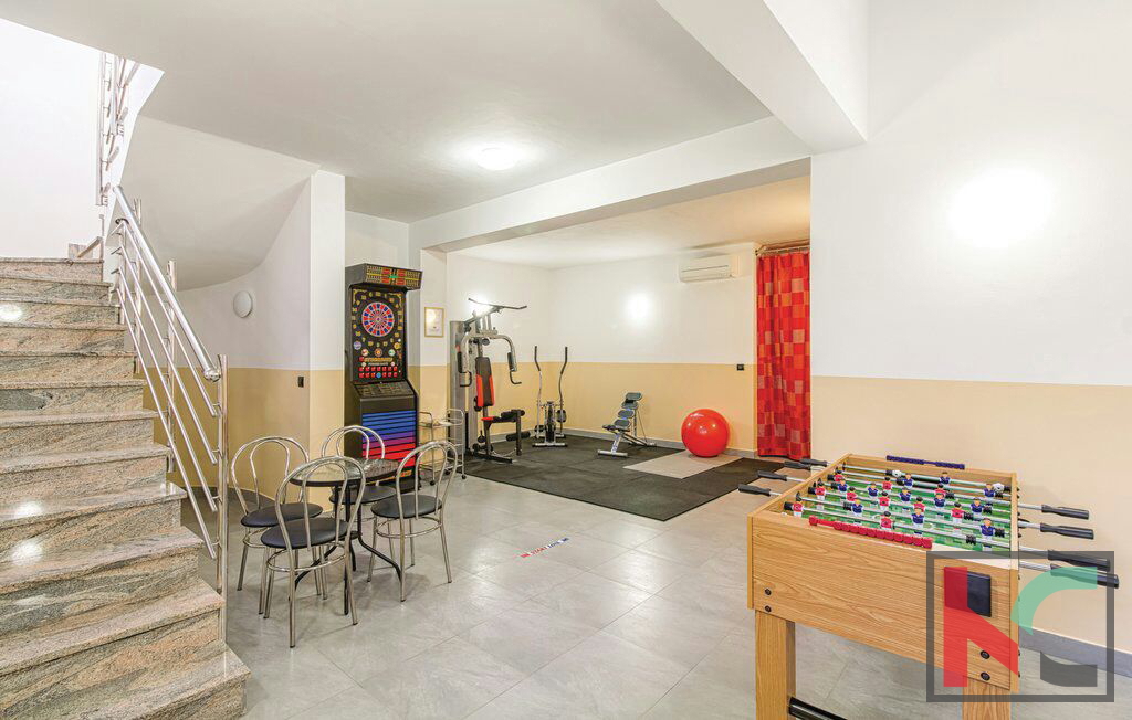 Istra, moderna vila z bazenom 337m2, blizu Pule