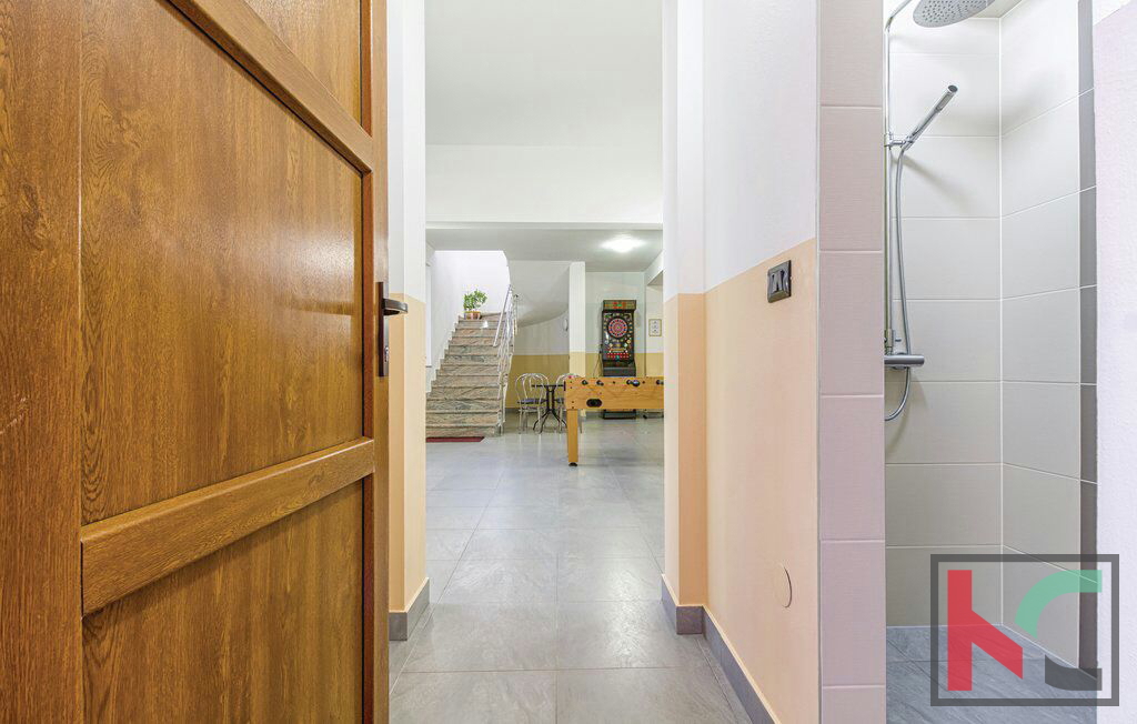 Istra, moderna vila z bazenom 337m2, blizu Pule