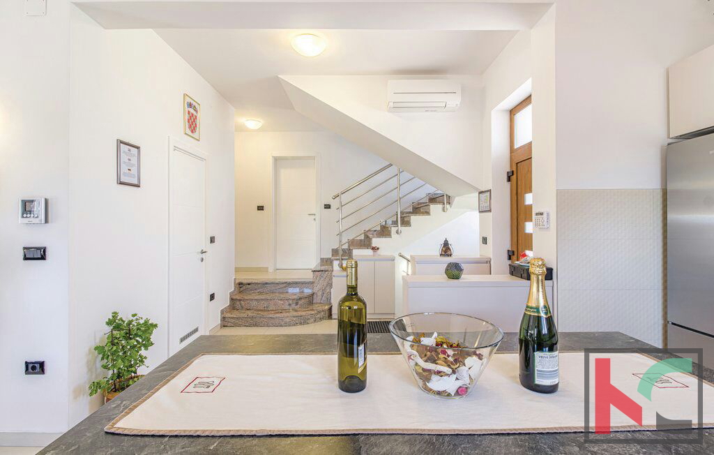 Istra, moderna vila z bazenom 337m2, blizu Pule