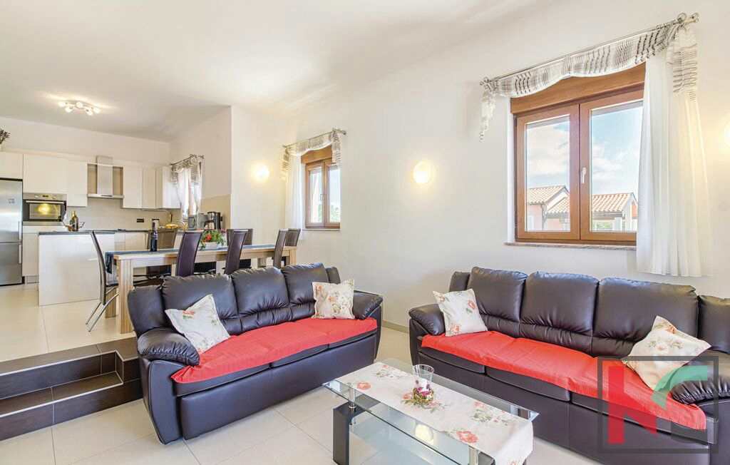 Istra, moderna vila z bazenom 337m2, blizu Pule
