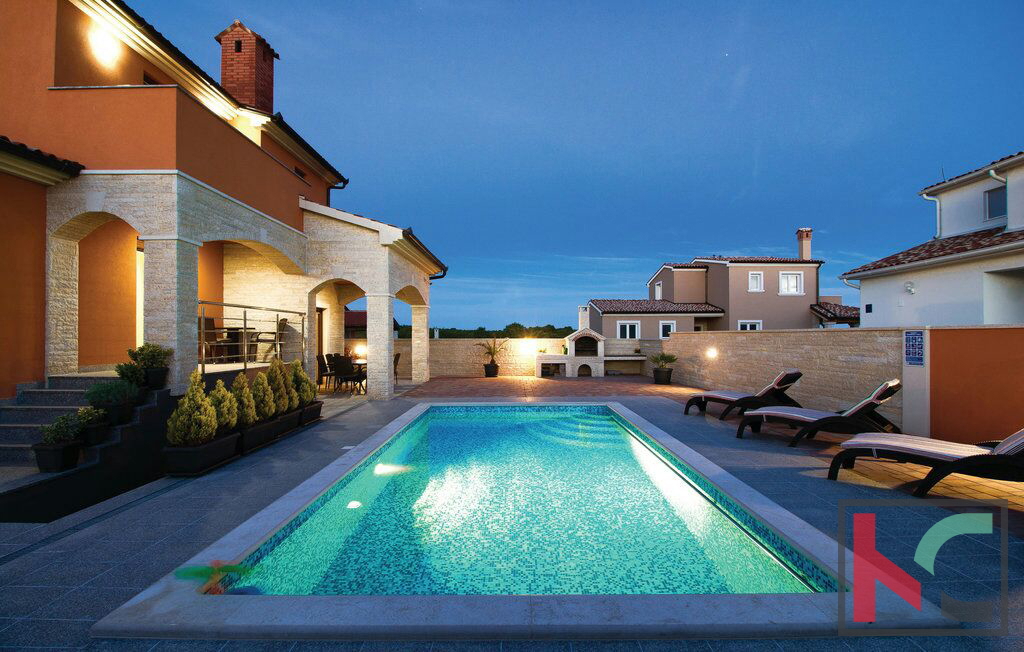 Istra, moderna vila z bazenom 337m2, blizu Pule