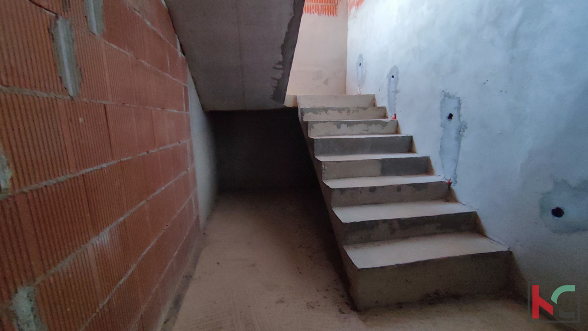 Istra, Medulin, moderna vila z bazenom v gradnji, pogled na Medulinski zaliv