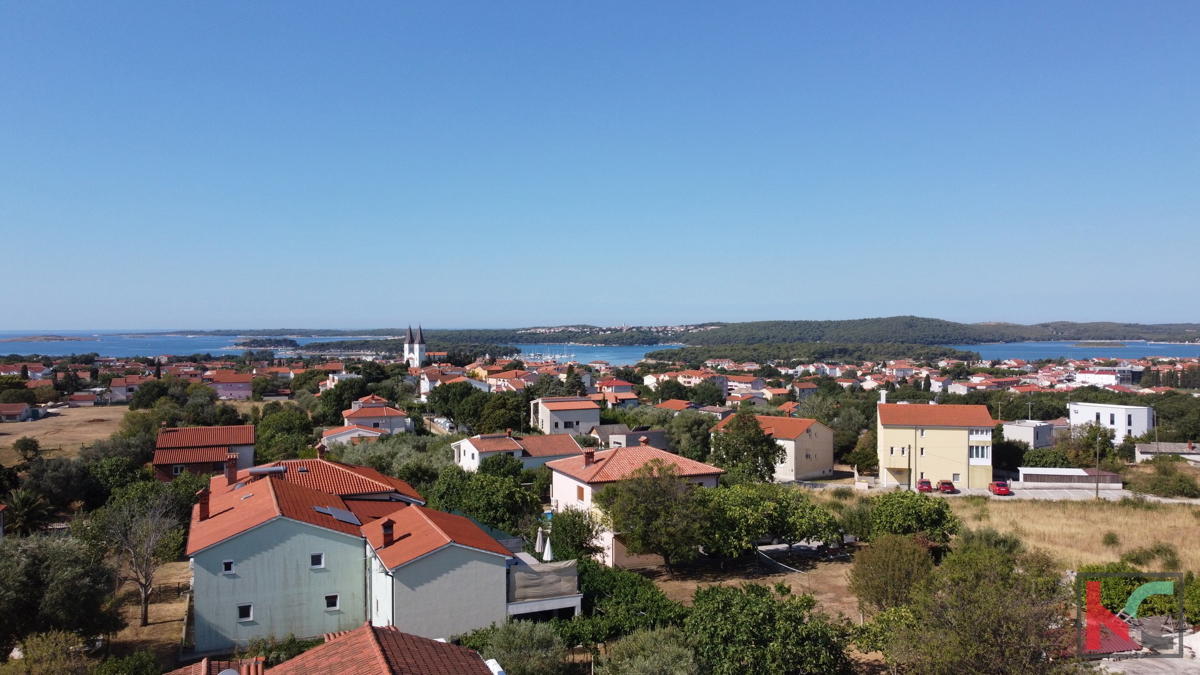 Istra, Medulin, moderna vila z bazenom v gradnji, pogled na Medulinski zaliv
