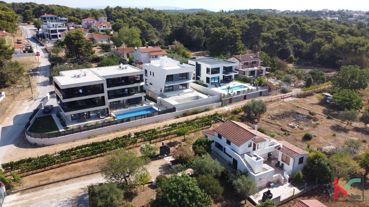 Istra, Medulin, moderna vila z bazenom v gradnji, pogled na Medulinski zaliv