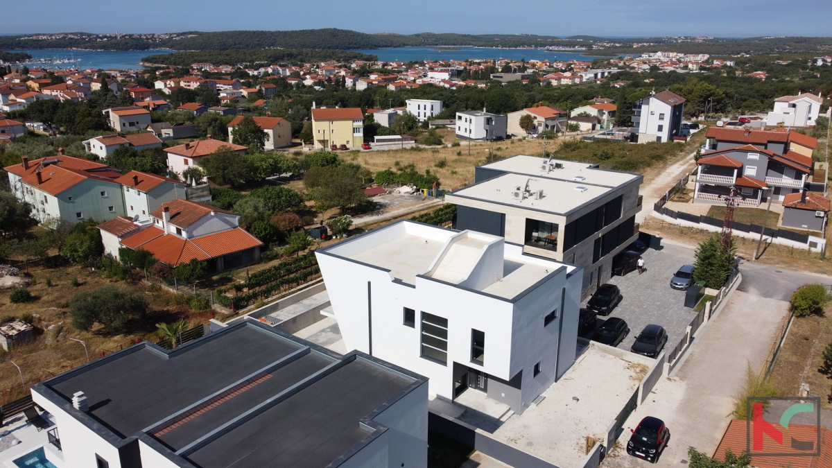 Istra, Medulin, moderna vila z bazenom v gradnji, pogled na Medulinski zaliv