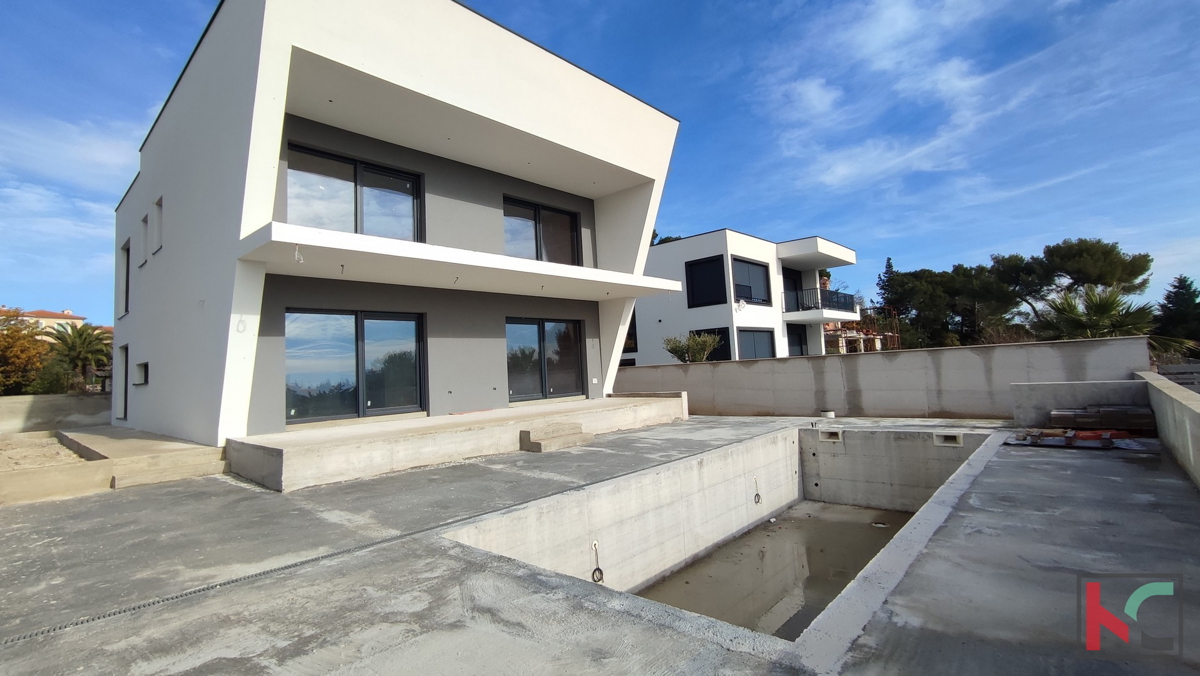 Istra, Medulin, moderna vila z bazenom v gradnji, pogled na Medulinski zaliv