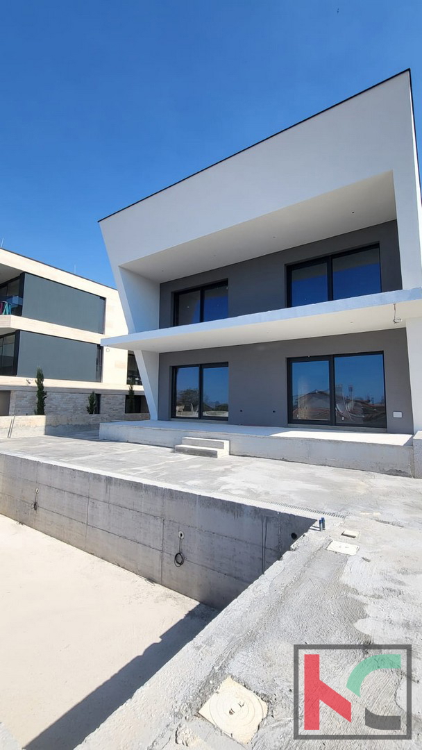 Istra, Medulin, moderna vila z bazenom v gradnji, pogled na Medulinski zaliv